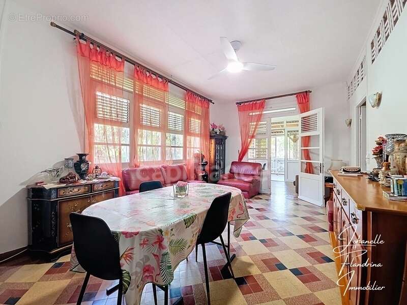 Propriété rare avec maison + 3 logements indépendants – 1850 m² constructible – Basse-Terre centre - photo 2