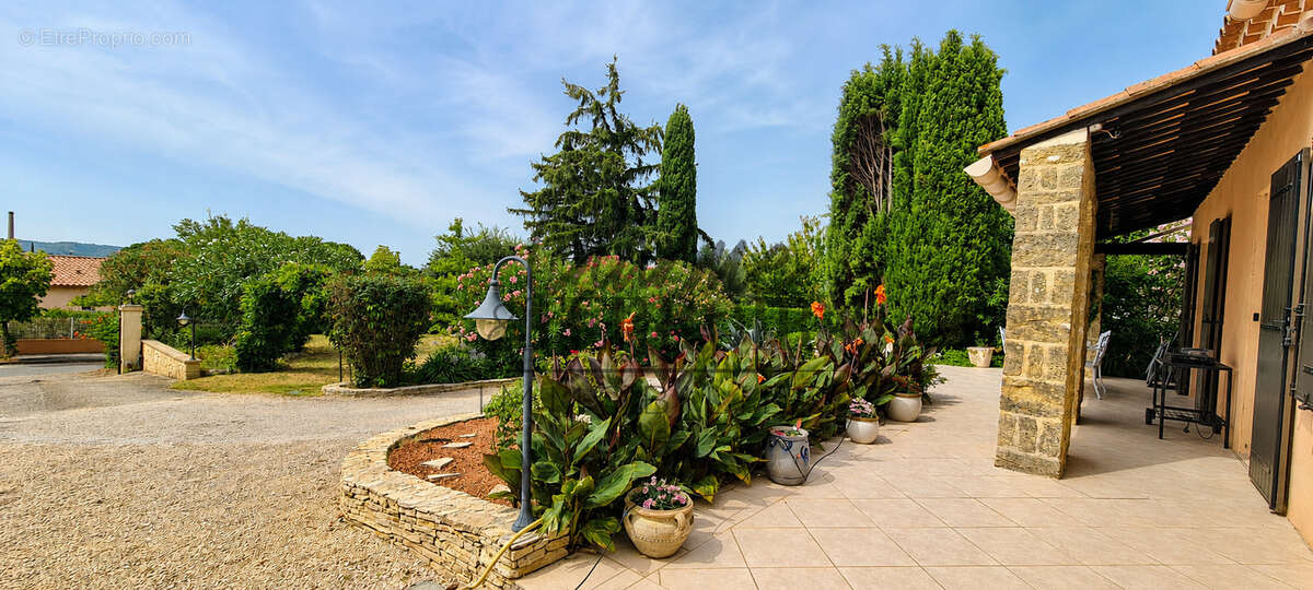 St Quentin la Poterie Villa avec piscine  - un cadre de vie méditéranéen privilégié - photo 3