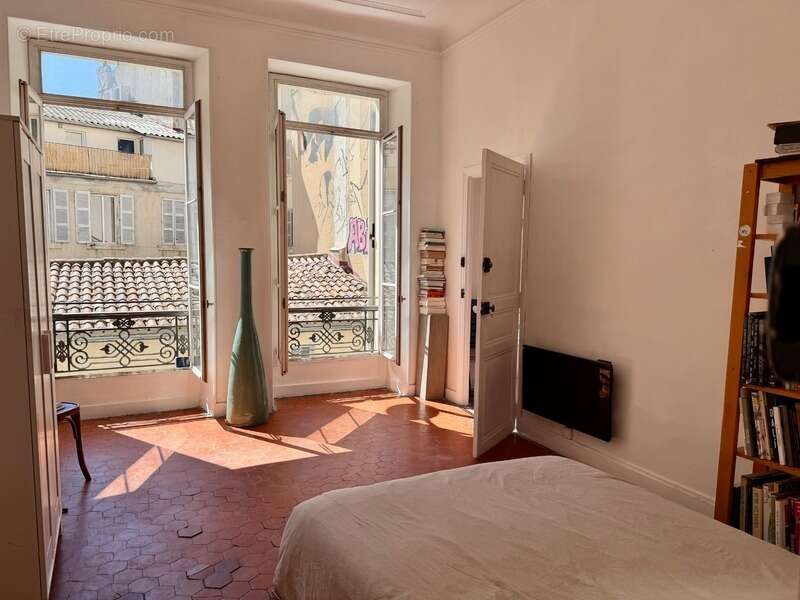 Appartement à MARSEILLE-1E