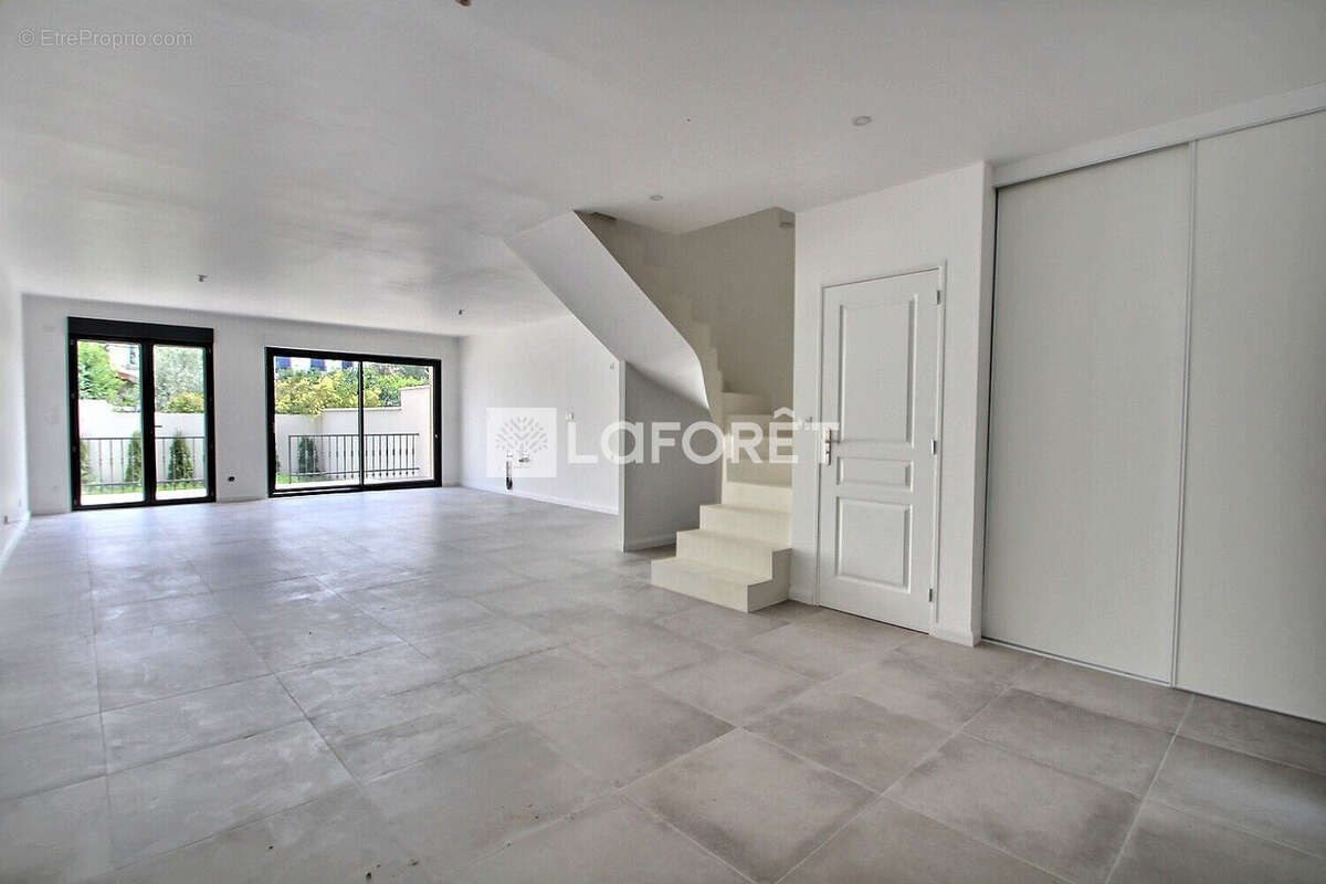 Maison 2025 - grand sejour - cinq chambres - joli jardin - garage et parking - photo 4