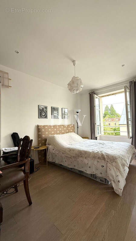 chambre 2 - Appartement à FONTAINEBLEAU