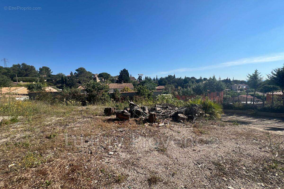 Terrain à GREASQUE