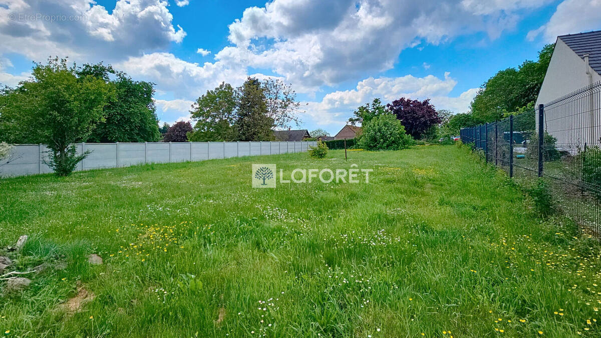Terrain à MAREST-DAMPCOURT