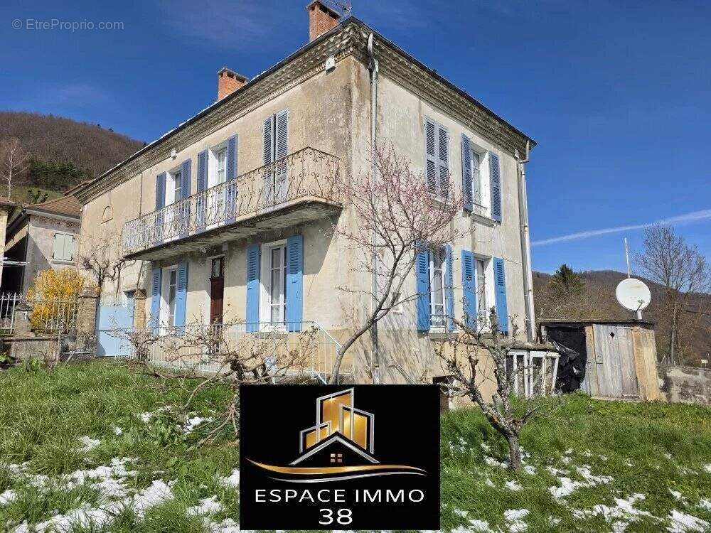 Maison à SAINT-MARTIN-DE-LA-CLUZE