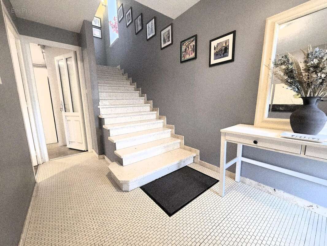 Belle Maison Présentée avec Appartement d’Amis, Piscine et Jardin Clos - photo 14