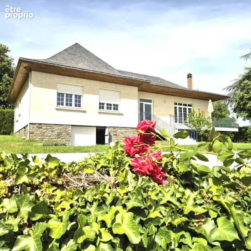 Charme traditionnel et beaux volumes pour cette maison familiale à flanc de coteaux - photo 1