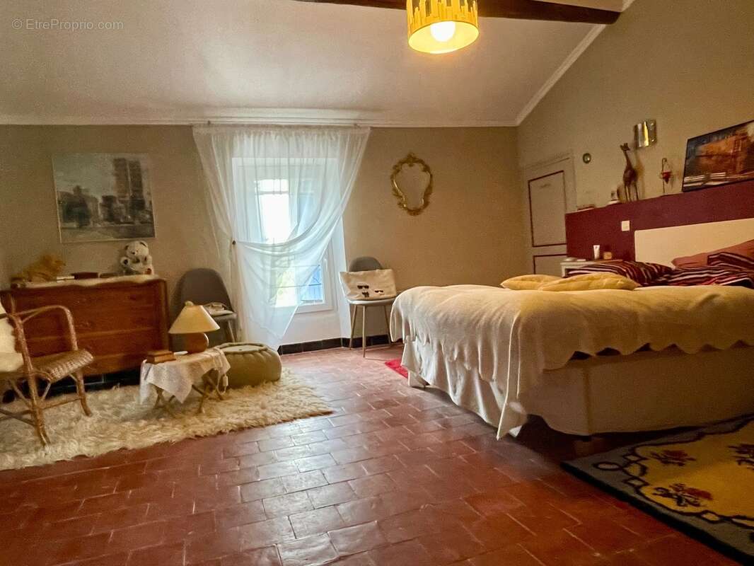 A vendre Bâtisse en pierre rénovée de 235 m² habitables et ses dépendances de 300 m2 - Terrain de 100 000,00 m² - photo 34