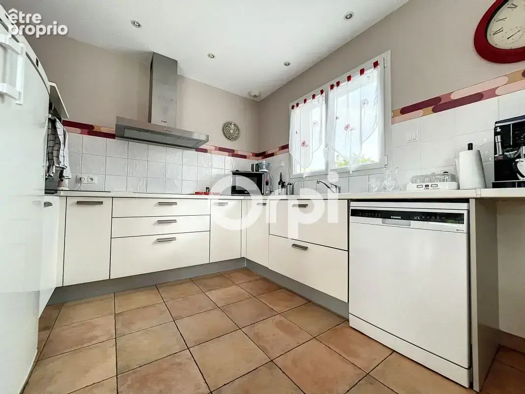 Maison À Vendre sur les hauteurs de Larche ! - photo 10