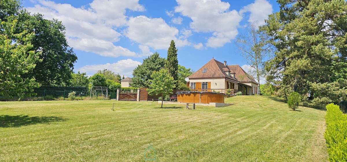 Maison 304 m² à Gourdon  - photo 3