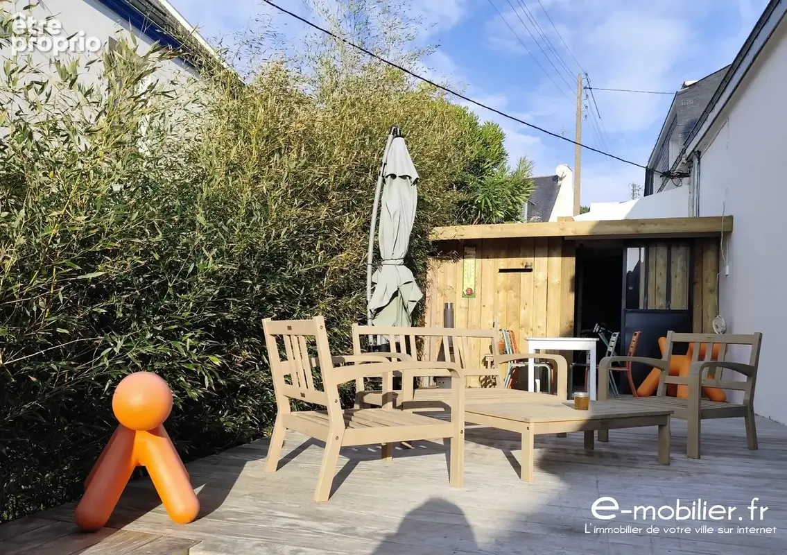 Terrasse et abri à vélos