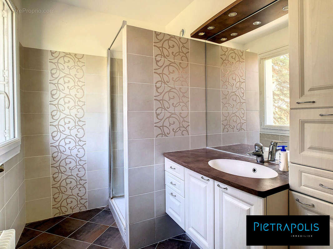 Salle d&#039;eau parentale - Appartement à LYON-8E