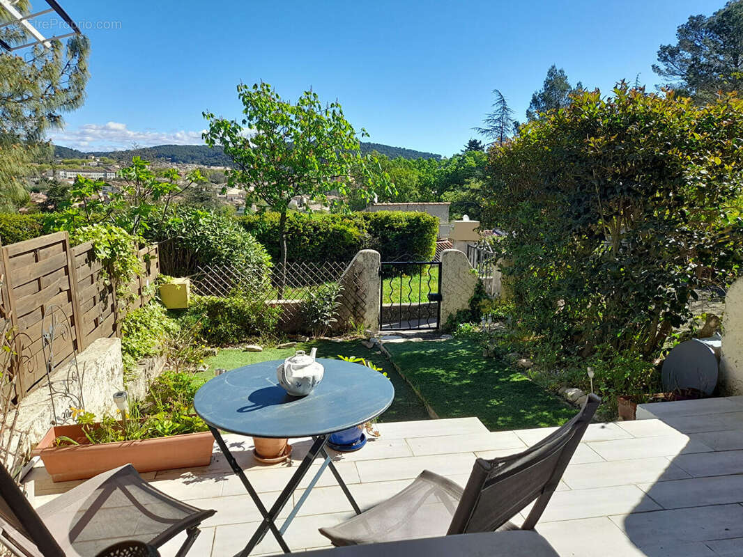 Lorgues, Au calme charmant studio avec jardinet , terrasse et vue dégagée. - photo 3