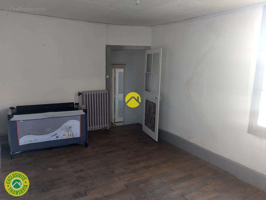 Maison à AINAY-LE-CHATEAU