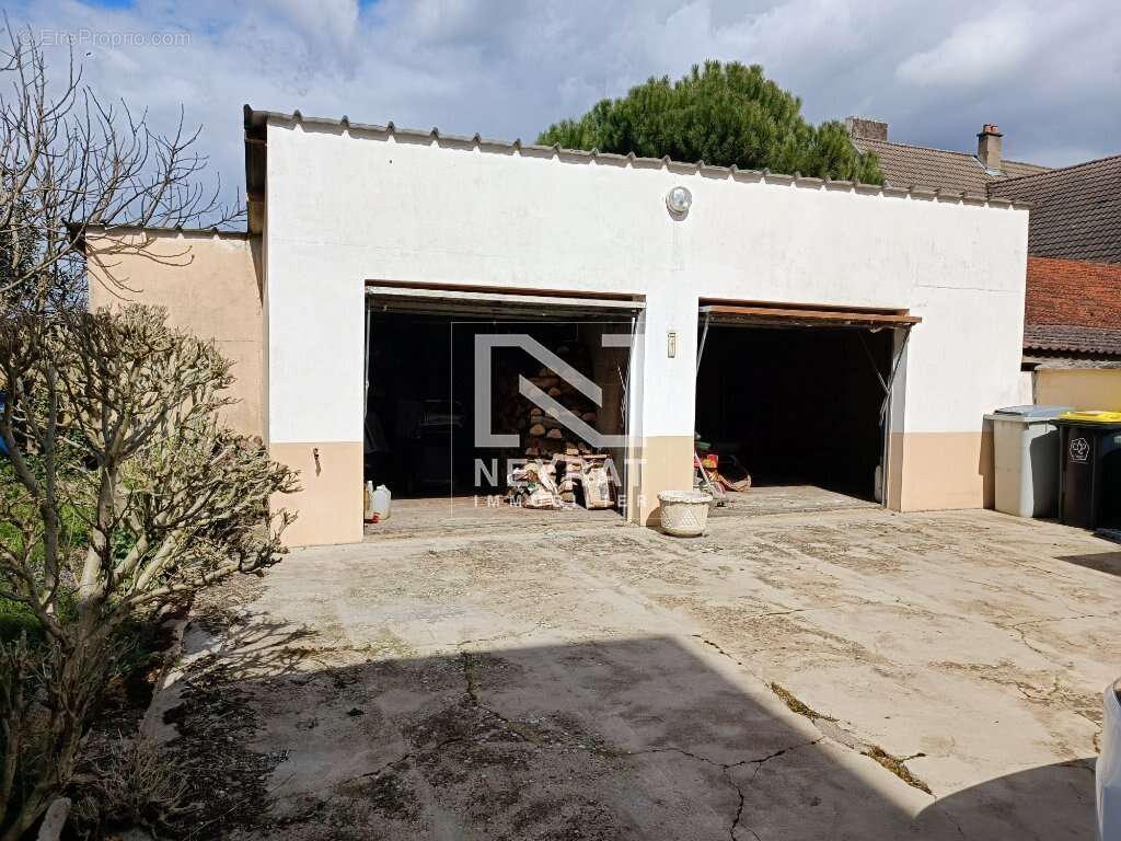Maison 162 m2 habitable 5 chambres  1 bureau 3 Salles d'eau  3 WC Buanderie Véranda Double garage Sous sol Grenier.  Terrain san - photo 3