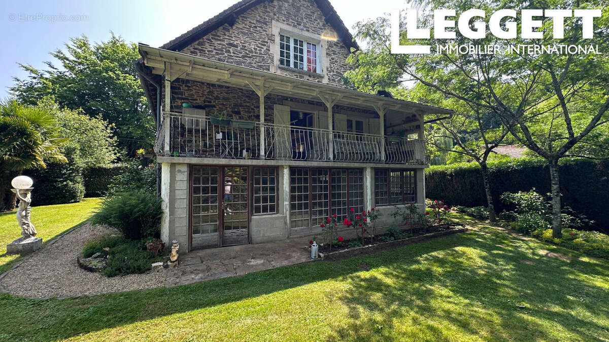 Cadre exceptionnelle pour cette ancien moulin rénové avec son étang et rivière, en zone non et terrain 1/2 ha - photo 2