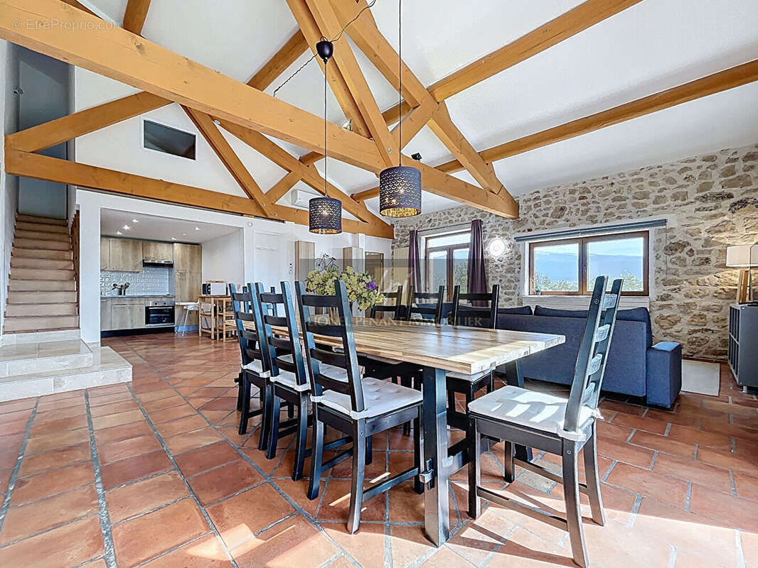 Propriete composee de 7 gites  de 430m² sur terrain de  63547 m². - photo 5