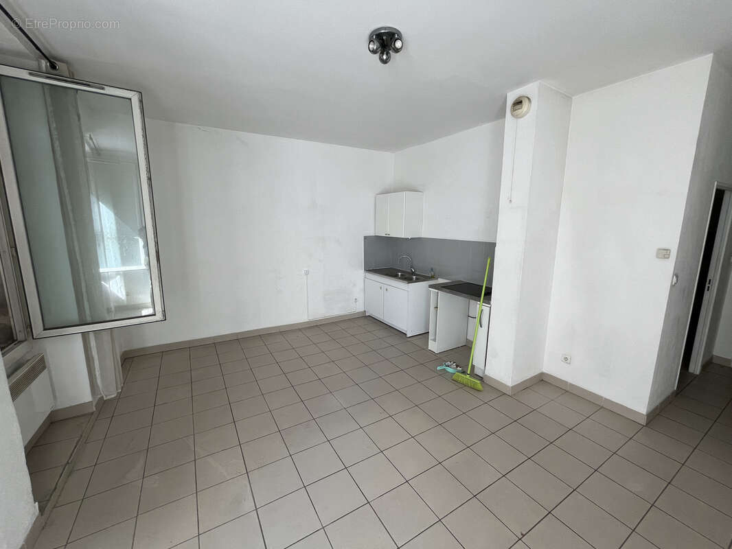 T2 de 42,65 m2 Loi Carrez   Place du 4 Septembre   Marseille 7e - photo 1