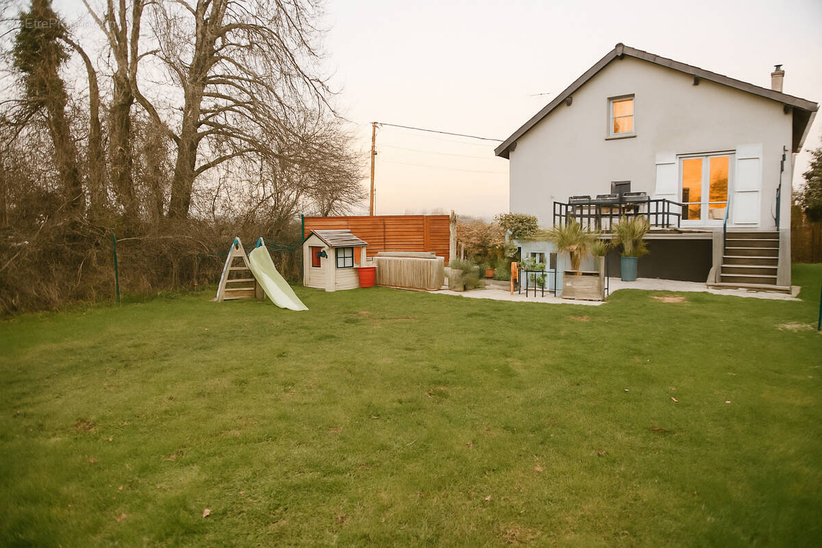 Maison à LA QUEUE-LES-YVELINES