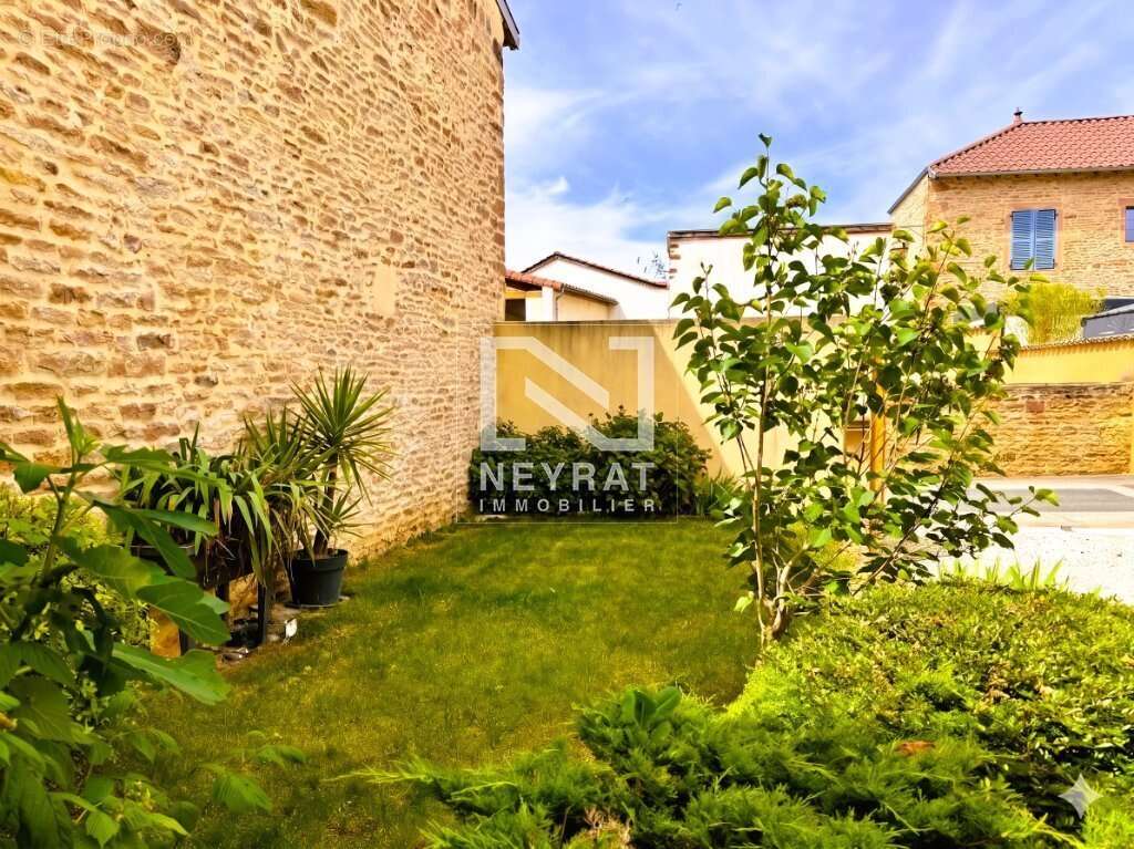 Une maison en pierre pleine de charme, avec sa terrasse suspendue, son jardin intime et ses nombreuses dépendances - photo 11
