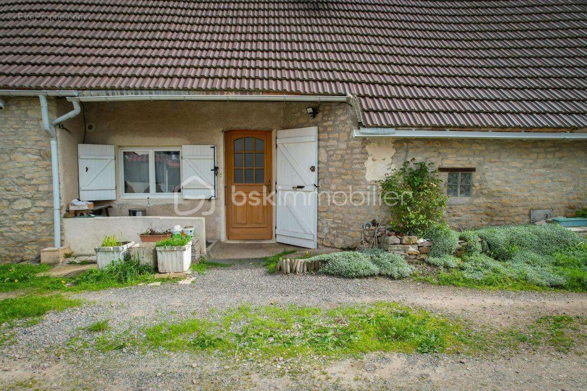 Maison à SAINT-PARIZE-LE-CHATEL