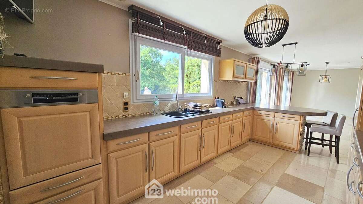 Une cuisine toute équipée et lumineuse. - Maison à MILLY-LA-FORET