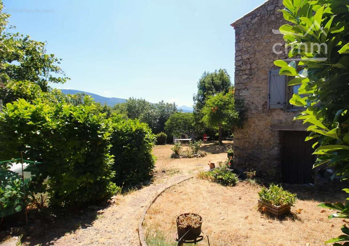 Grande maison en pierre avec un beau jardin et un garage carport - photo 13