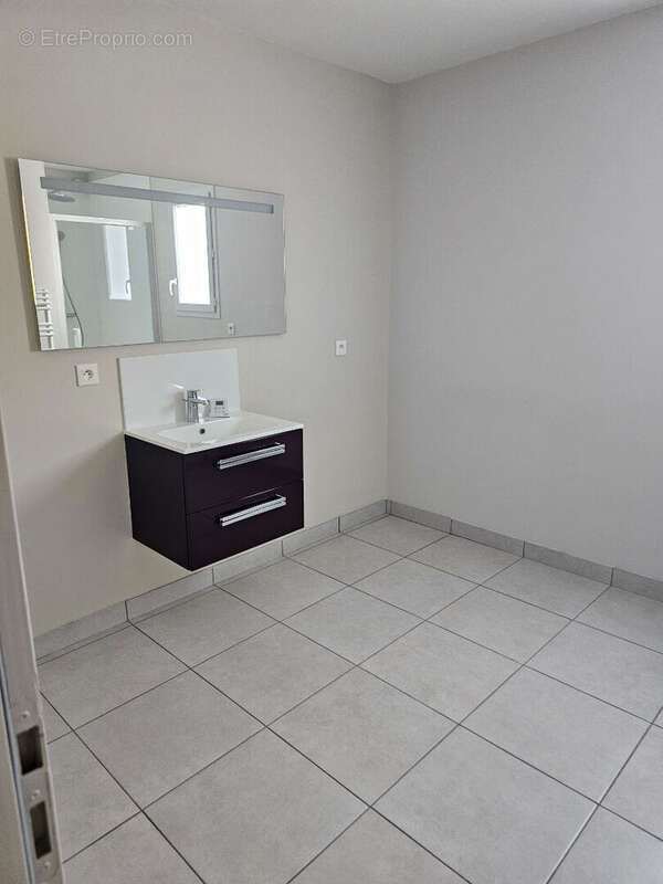 Commerce à LA CHAIZE-LE-VICOMTE