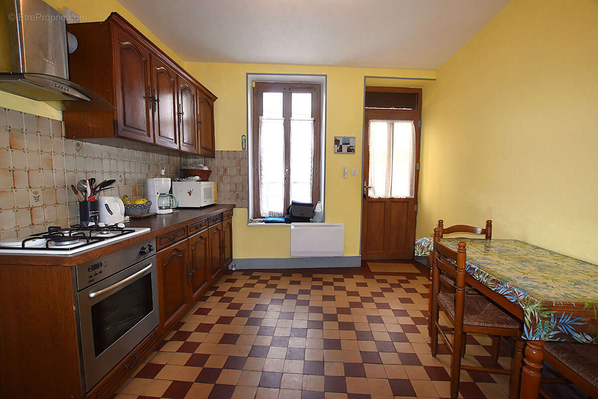 À Montaiguët-en-Forez, agréable maison de village avec  dépendance et un terrain arboré. - photo 12