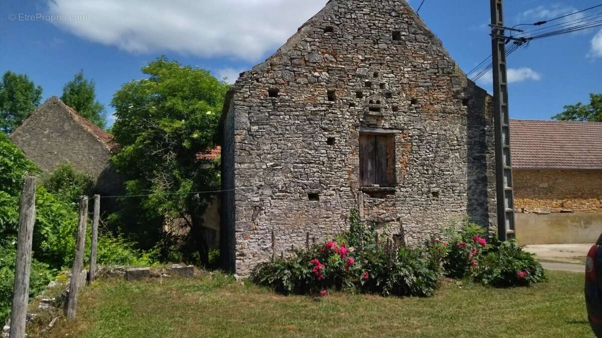 Maison et deux granges à rénover - photo 3