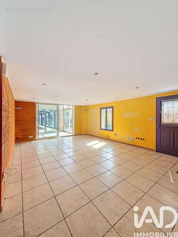 Maison 130 m² à Saint-Cyr-Du-Doret  - photo 3