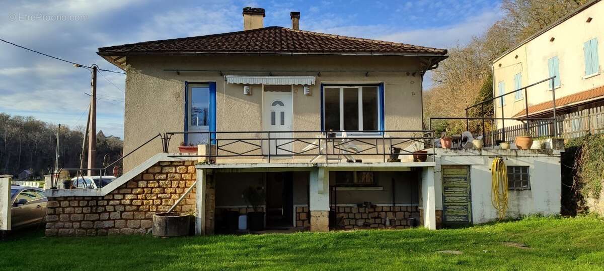 Maison à COUZE-ET-SAINT-FRONT