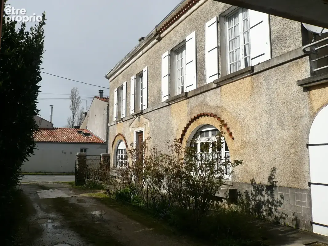  BURIE (17) A Vendre CORPS de FERME et Ses Nombreuses Dépendances  - photo 2