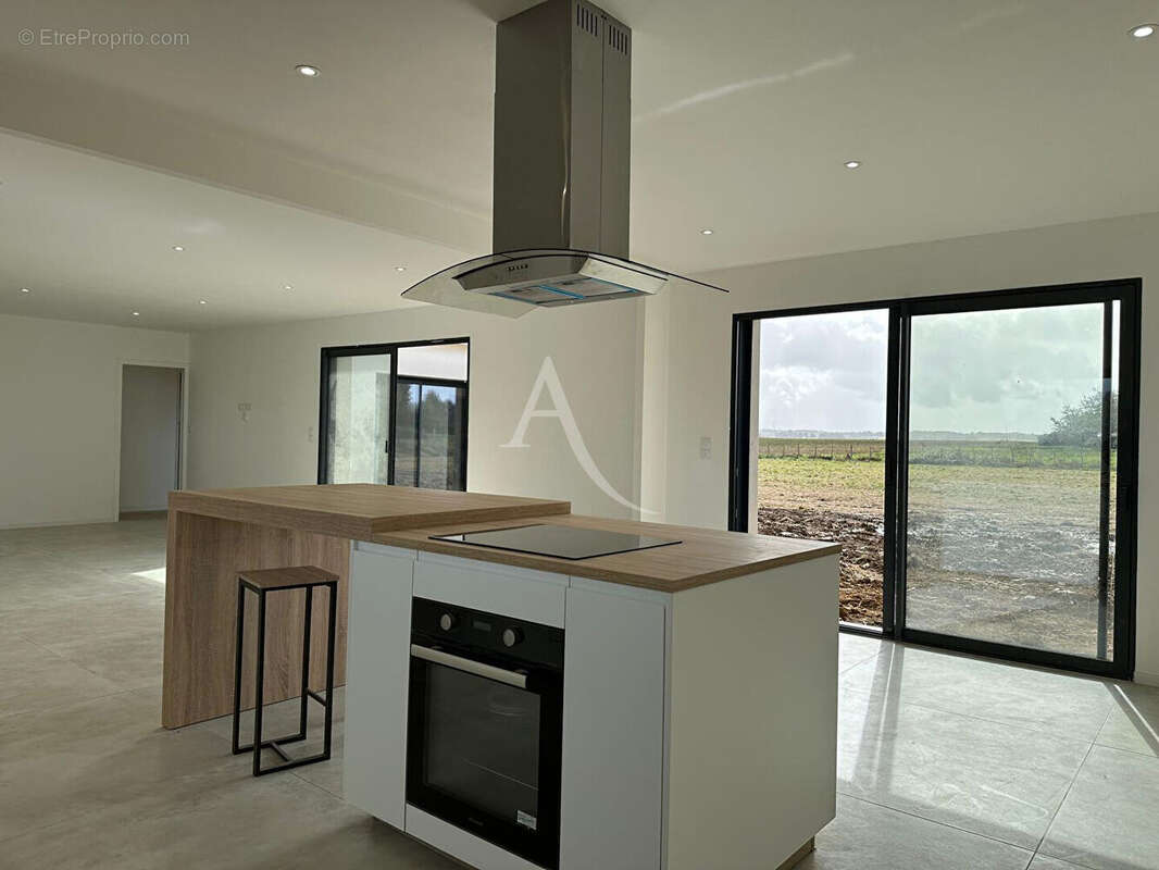 Maison à NIEUL-LE-VIROUIL