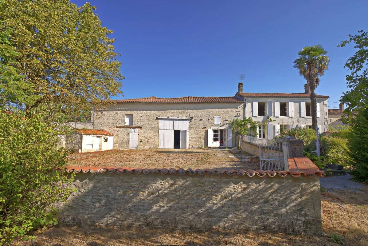 Maison de caractère pleine de charme - 4 chambres, au coeur du village avec commodités - photo 7