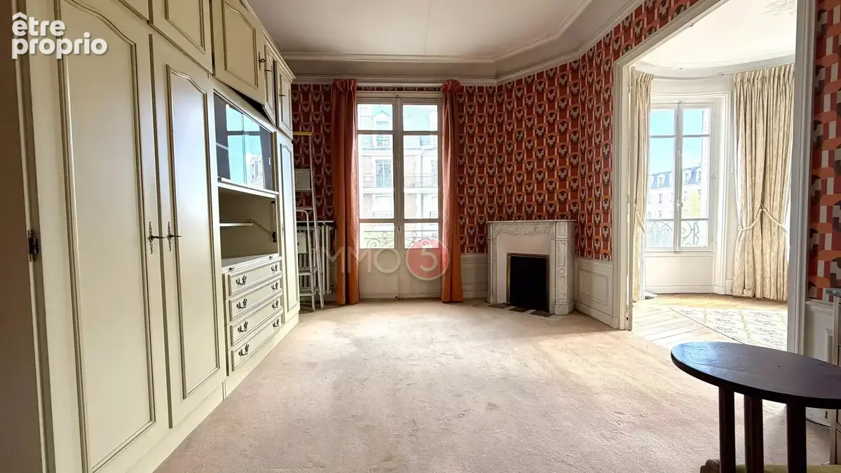 F5 haussmannien secteur mairie. Ascenseur, cave et box. - photo 10