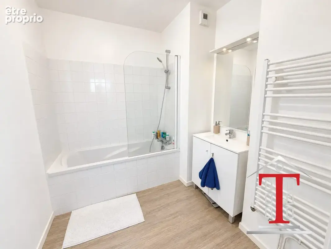 Salle de bain moderne avec baignoire