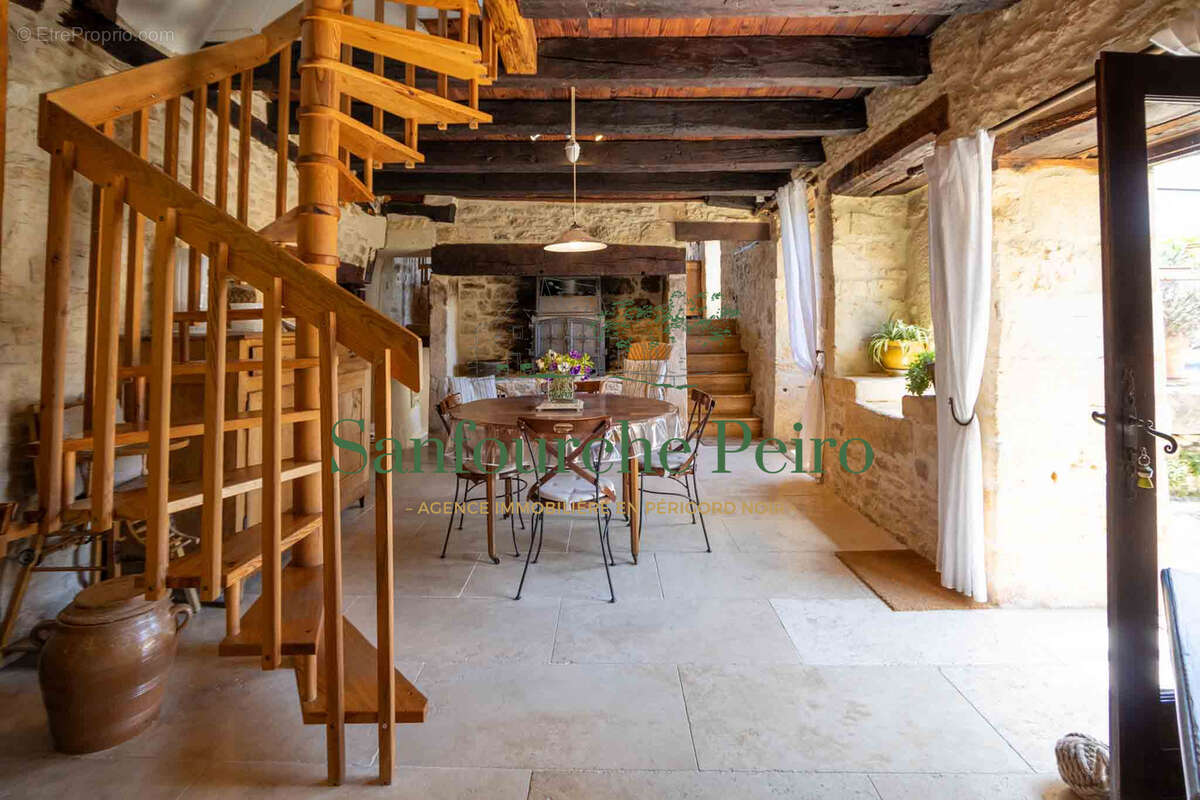 Maison à BEYNAC-ET-CAZENAC