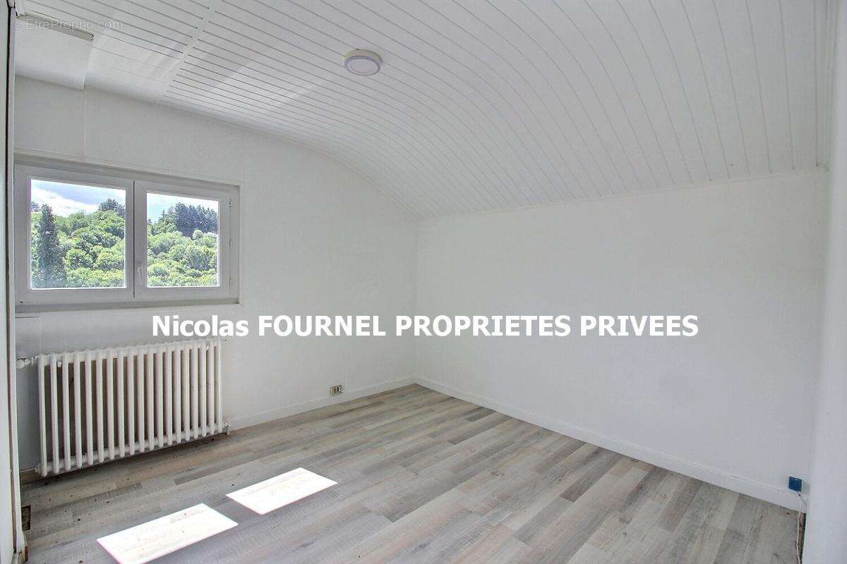 Maison à LE CHAMBON-FEUGEROLLES