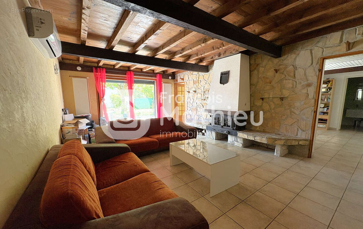 LE PLANTAY - Grande maison 4 chambres et bureau avec grand garage sur 696 m2 de terrain - photo 8