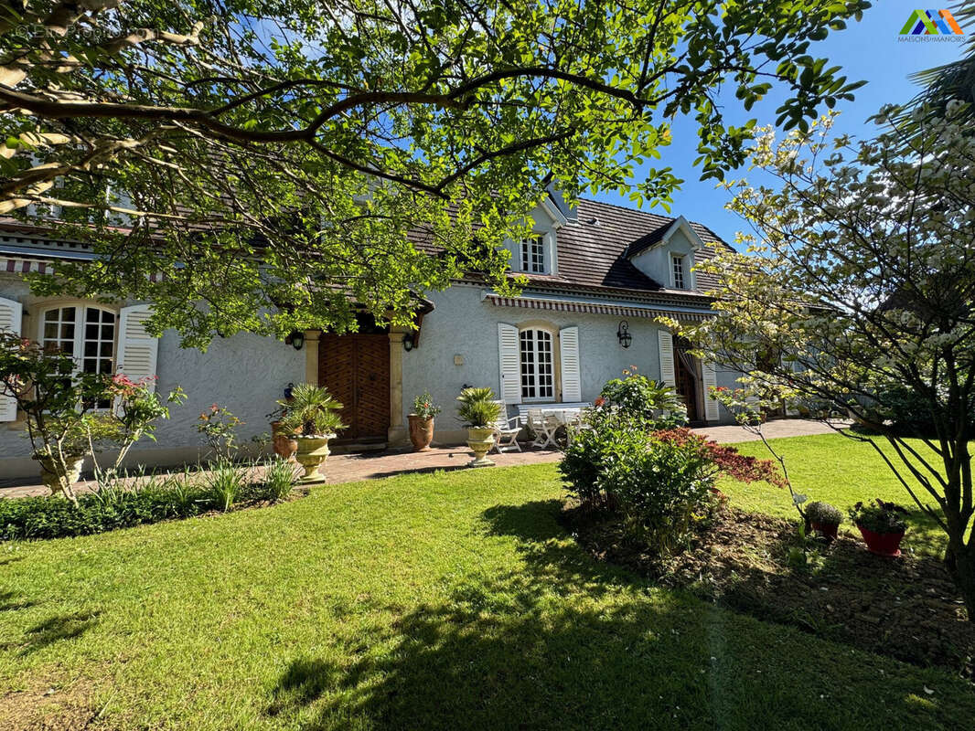 Maison 268 m² à Morlaas  - photo 3