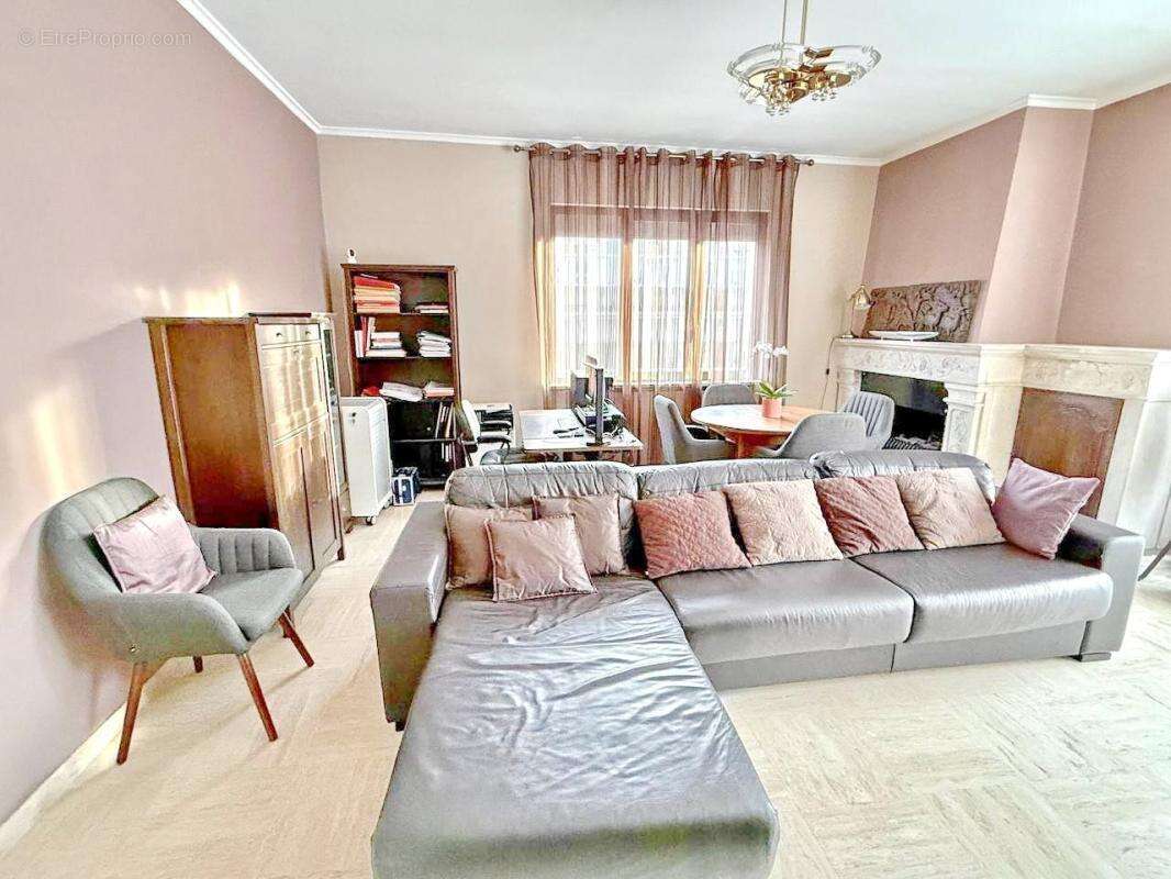 À Vendre appartement Bourgeois 4 pièces de 146 m² avec terrasses, CANNES centre (Limite Banane) - photo 2