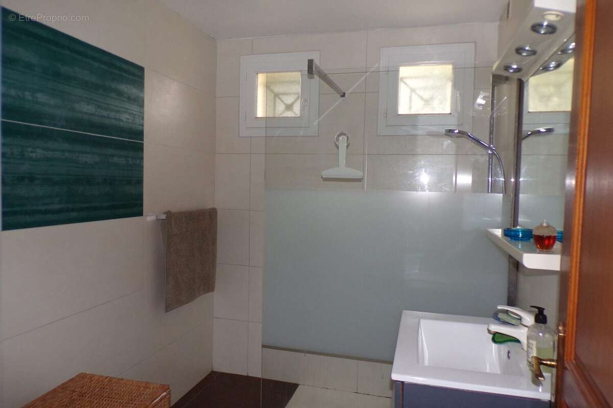 Salle d'eau 1 vasque - Maison à BIRAN