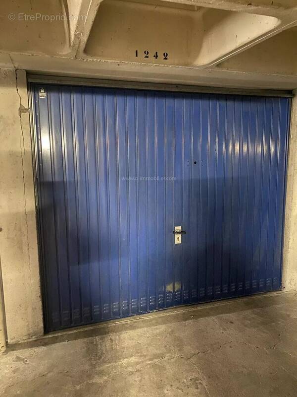 Parking à PARIS-11E