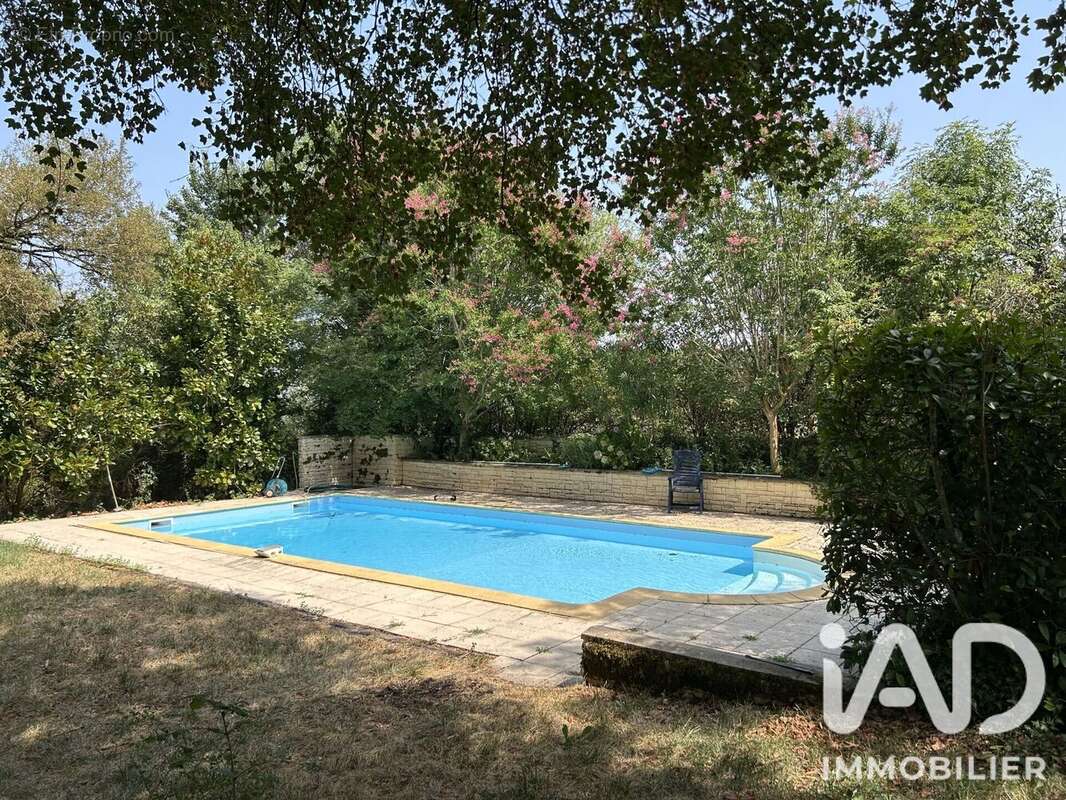 Maison 215 m² à Montfaucon  - photo 8