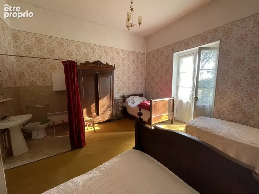 Maison a renover avec dependances sur 10ha  de terrain - photo 12