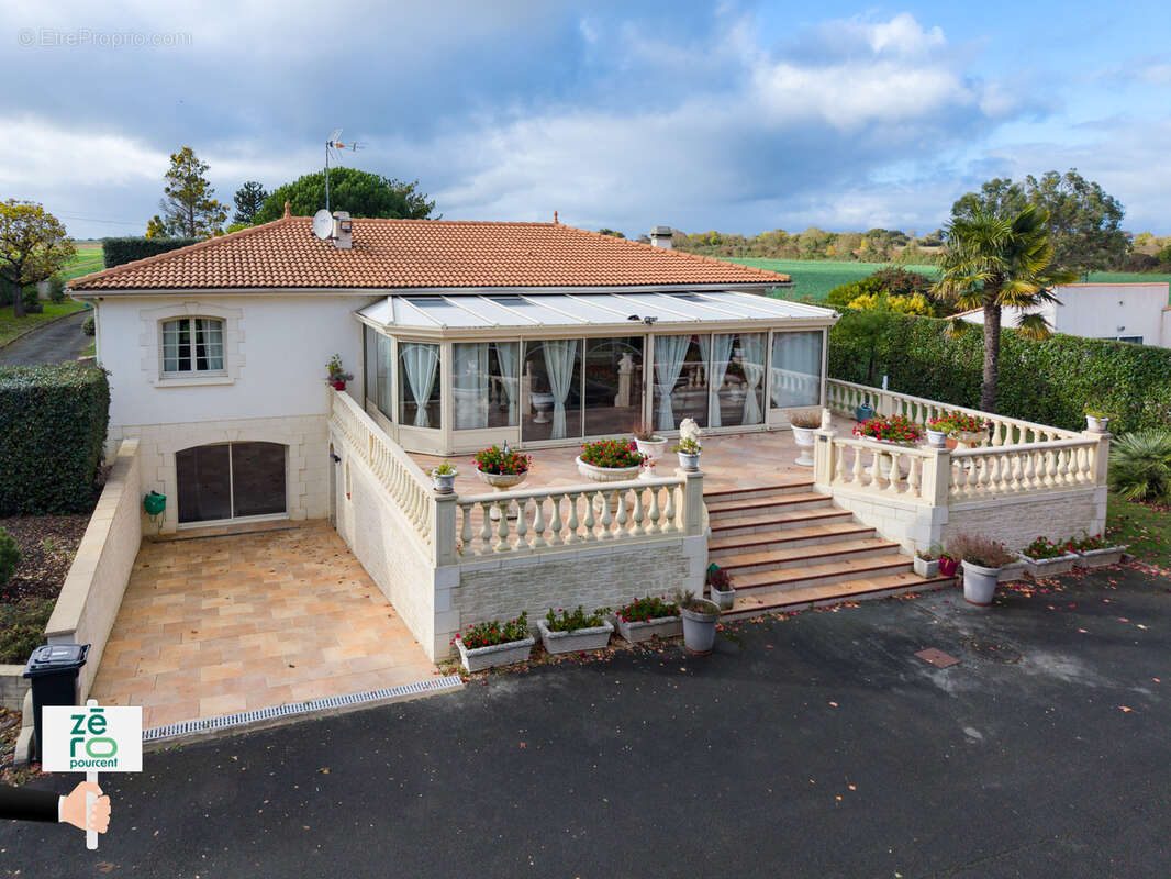 Maison à LES MAGNILS-REIGNIERS