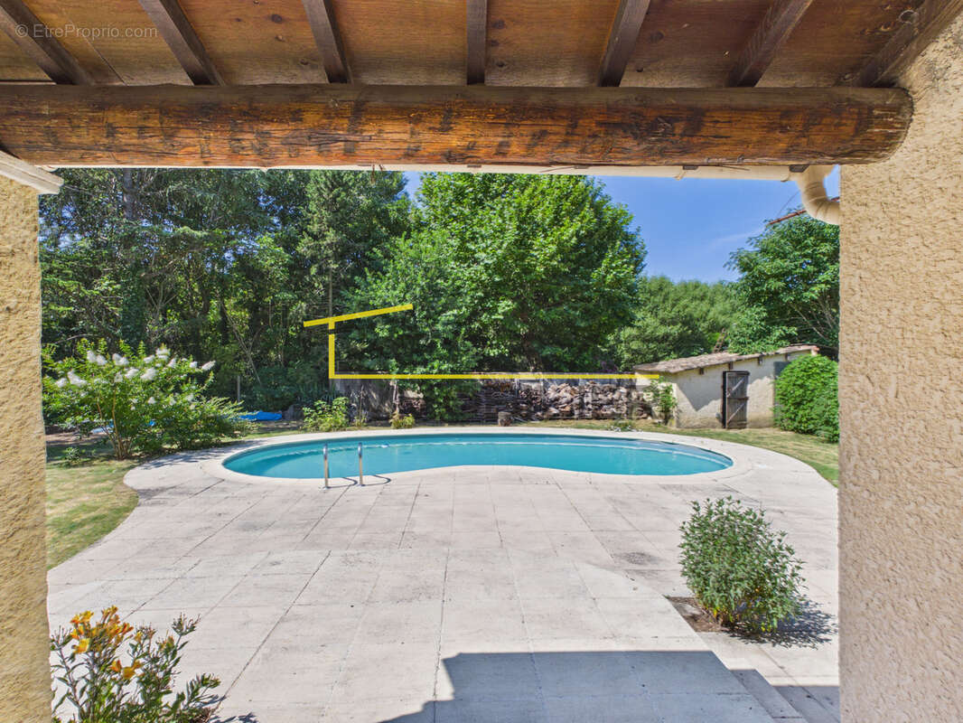 Villa de plain-pied agrémentée de sa piscine et de son cadre préservé au coeur de l'Enclave des papes! - photo 11