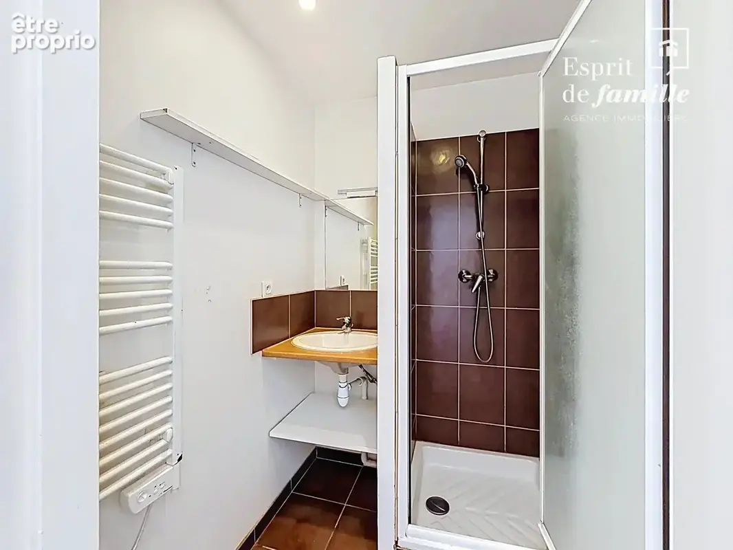 Lyon 7ᵉ – Studio de 25 m² en bon état, proche métro et commerces - photo 4