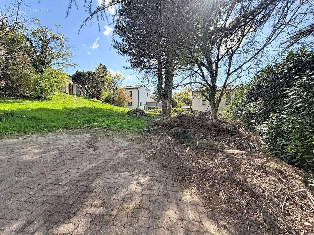 Terrain à SAINTE-FOY-LES-LYON