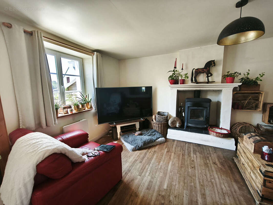 CÔTES-D'ARMOR, Saint-Mayeux, Maisonnette mitoyenne, trois chambres, centre du village - photo 6